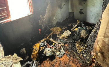 Casa pega fogo em Criciúma