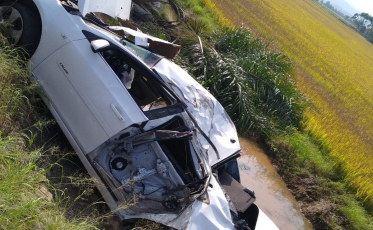 SC-108: após sair da pista e parar o carro em granja de arroz, motorista é levado ao hospital