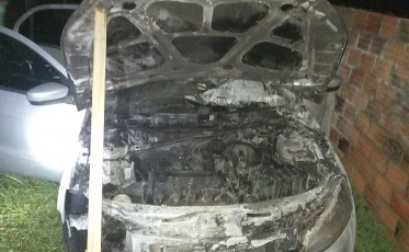 Içara: incêndio deixa motor e painel de carro destruídos