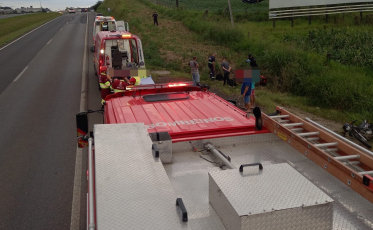 Motociclista e caroneira são encaminhados ao hospital após acidente na BR-101