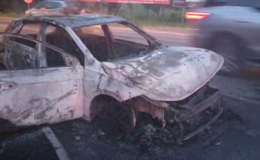 Incêndio deixa carro destruído na SC-108