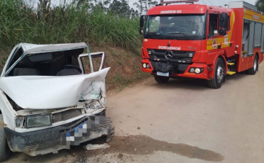 Motoristas ficam feridos após colisão entre carros em Lauro Müller