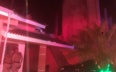 Parede de prédio em construção desaba e atinge casa e carro em Passo de Torres