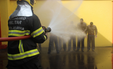 Oficiais e praças do Corpo de Bombeiros são promovidos em Criciúma