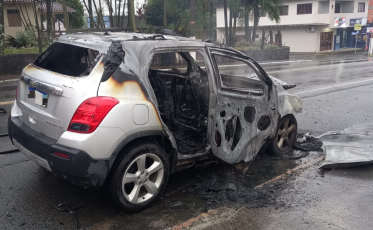 Veículo pega fogo no Centro de Cocal do Sul