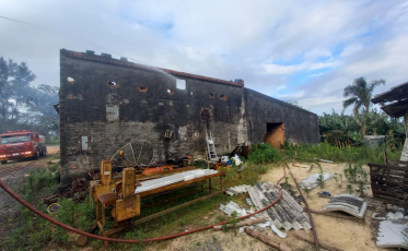 Incêndio atinge estufa de fumo em Sombrio