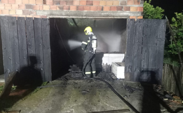 Incêndio atinge edícula de alvenaria e motocicleta em Criciúma