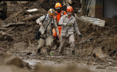 Bombeiros de SC chegam em Petrópolis para reforçar buscas