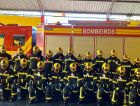 Bombeiros com novos equipamentos para combater incêndios