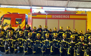 Bombeiros com novos equipamentos para combater incêndios