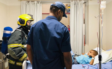 Bombeiros militares visitam criança em hospital