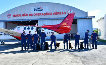 Nove militares dos bombeiros de SC partem para Petrópolis