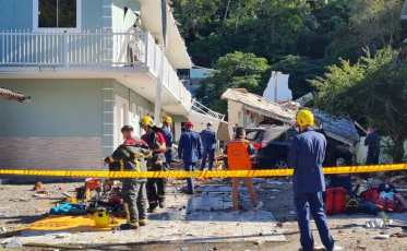 Após suspeita de explosão, estrutura de dois andares desaba em Florianópolis