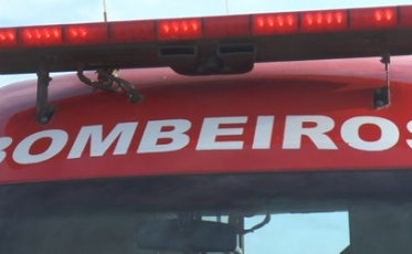 Incêndio atinge borracharia, residência e dois carros em Criciúma