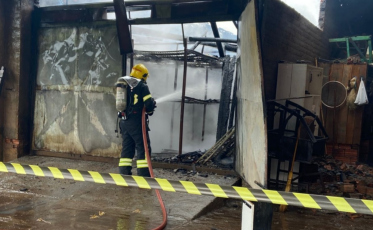 Turvo: bombeiros combatem incêndio em estufa de fumo