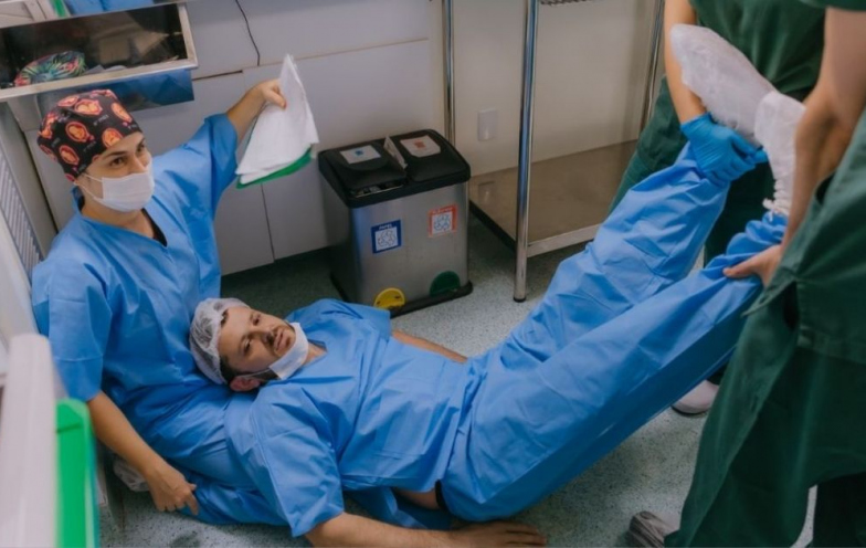 Pai desmaia na sala de parto em Criciúma e vídeo alcança milhões na redes