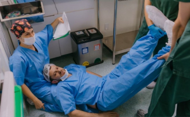 Pai desmaia na sala de parto em cidade de SC e vídeo alcança milhões na redes