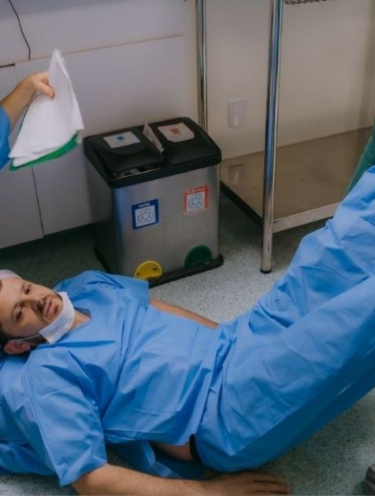 Pai desmaia na sala de parto em Criciúma e vídeo alcança milhões na redes