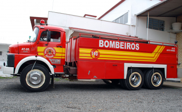 Fogo destrói automóveis em ferro velho