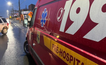 Idosa é levada ao hospital após ser atropelada no Centro de Jaguaruna