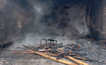 Bombeiros combatem incêndio em madeireira em Araranguá