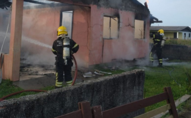 Incêndio destrói casa em Balneário Arroio do Silva