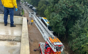 Criciúma: trabalhador tem pé esmagado ao instalar estrutura metálica no telhado