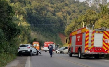 SC-390: motorista fica ferido após colisão entre carros em Orleans