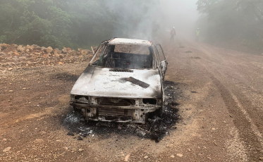 Serra do Faxinal: incêndio deixa carro destruído em Praia Grande