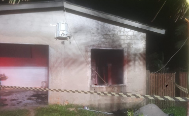 Casa é atingida por incêndio em Passo de Torres