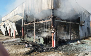 Vídeo: incêndio de grandes proporções destrói oficina em Morro da Fumaça