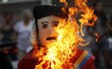 Réveillon pelo mundo: Bonecos, cerveja e prever o futuro