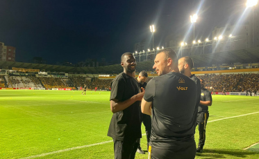 Yannick Bolasie acompanha partida do Criciúma no Majestoso