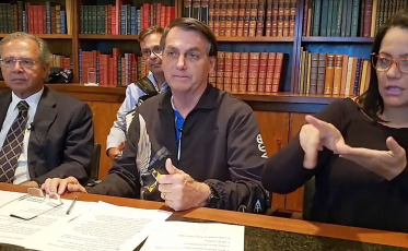 Auxílio deve ter novas parcelas de R$ 500, R$ 400 e R$ 300, diz Bolsonaro