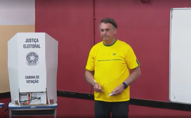 Bolsonaro vota na Zona Oeste do Rio
