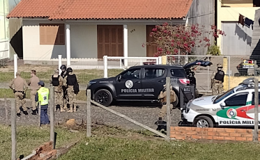 Jovem invade casa do ex-chefe e faz os familiares de reféns