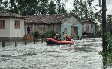 Bombeiros usam embarcação para resgatar moradores (VÍDEO)