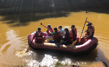 De bote, representantes de Forquilhinha, Criciúma e Maracajá percorrem o Rio Sangão