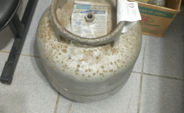 Homem foge da PM após ser abordado carregando botijão de gás