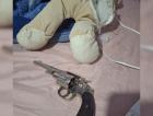 Revólver escondido em urso de pelúcia leva à prisão de mulher em Criciúma