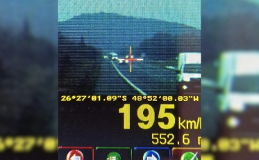 Flagrante da PRF mostra picape a quase 200 km/h em trecho em obras de SC