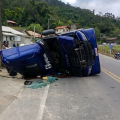 Motorista fica ferida após tombamento de caminhão em rodovia da região de Tubarão