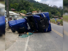 Motorista fica ferida após tombamento de caminhão em rodovia da região de Tubarão
