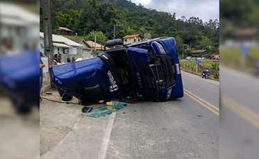Motorista fica ferida após tombamento de caminhão em rodovia da região de Tubarão
