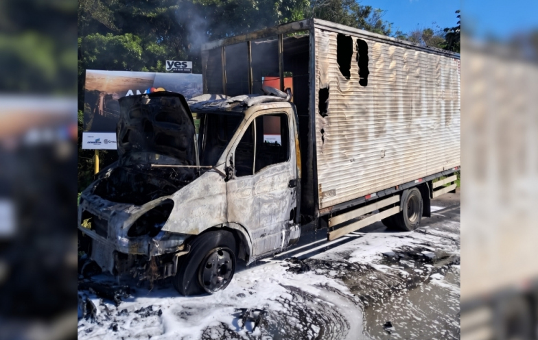 Caminhão é tomado pelo fogo e tem cabine destruída em Araranguá