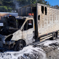 Caminhão é tomado pelo fogo e tem cabine destruída em Araranguá