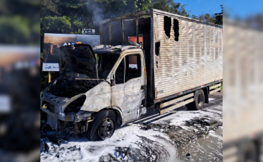 Caminhão é tomado pelo fogo e tem cabine destruída em Araranguá