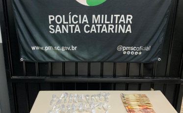 Em operação no bairro Pinheirinho, PM apreende adolescente, dinheiro e drogas