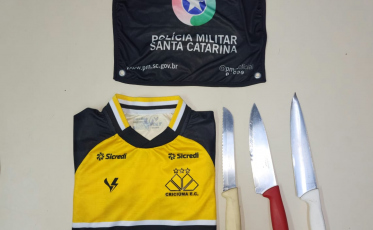 Quarteto é detido pela Polícia Militar após invadir casa e furtar camisa do Criciúma