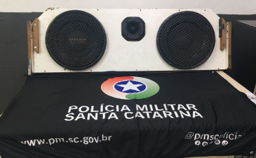 Criciúma: Homem vê caixa de som furtada em anúncio e policiais são chamados
